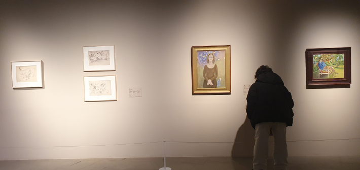 천경자의 〈여인상〉(가운데)을 감상하는 관람객