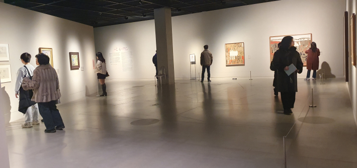 작품 앞에서 오래 머무르며 감상하는 관람객들의 모습