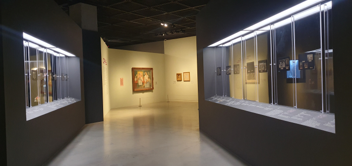 나혜석 아카이브실 너머 정면에 임군홍의 〈가족〉이 보인다.