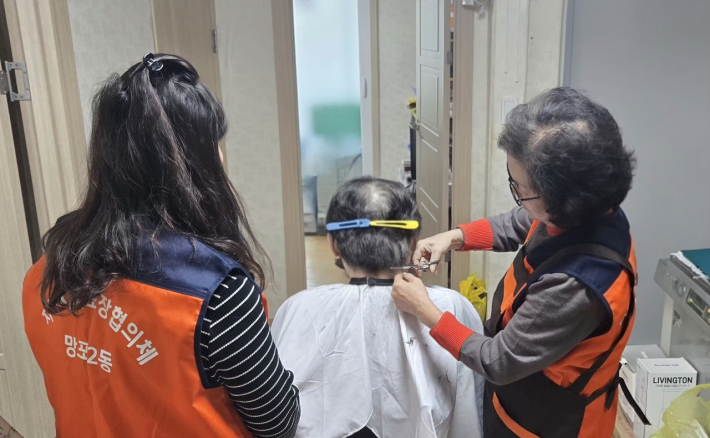 어르신 미용 봉사 사진 