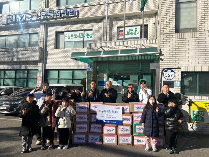 지난 31일, 국가대표 SH 태권도장(원장 백승훈)이 세류3동 행정복지센터에 라면 1,000개를 전달하였다. 