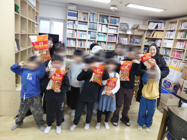 구운동 마을만들기협의회가 참아름지역아동센터에 팝콘치킨 30kg를 전달했다.