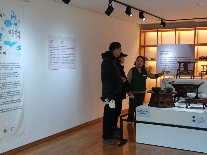 봉사자 최영숙, 생활용품을 설명하는 모습