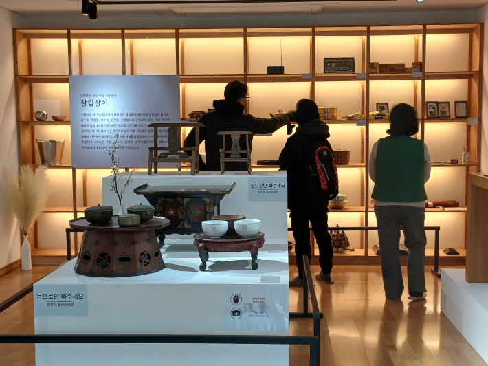 같이 온 가족들에게 설명하는 모습