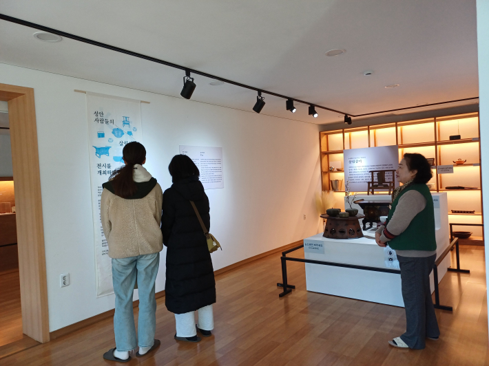 서울 종로에서 온 관람객이 설명문을 보는 모습