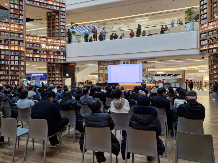 한 해의 마지막 날을 별마당 도서관에서 김사인 시인이 동서양 겨울 시 5편을 읽고 해석하는 시간을 가졌다. 