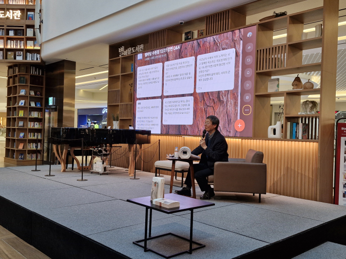 김사인 시인이 청중의 질문에 답하고 있다. 