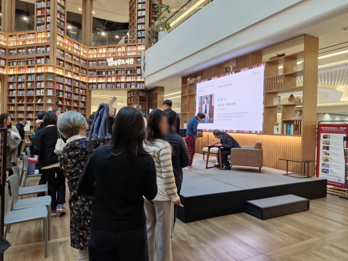 강의 종료 후 추첨을 통해 청중에게 시집을 선물하고 사인회도 했다.