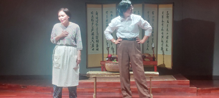 아버지는 어머니 속을 썩히기만 한다.