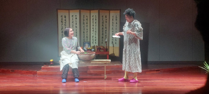 오히려 동네 아줌마가 엄마를 위로해 준다.  