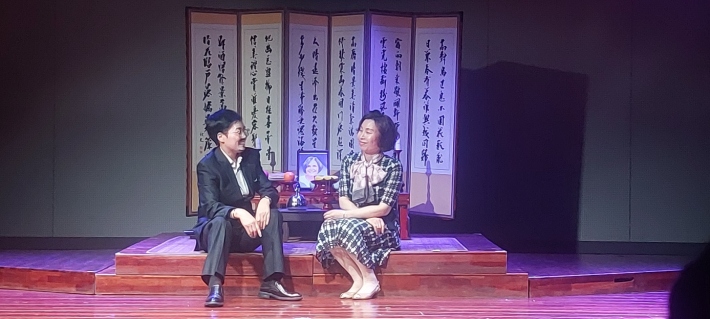 남매는 엄마의 제삿상 앞에서 엄마 앨범을 보고 엄마를 추억한다.