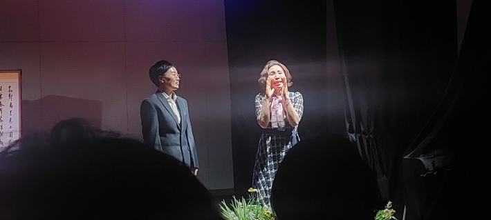 두 남매는 엄마와의 추억을 이야기하다가 누나가 엄마를 그리워하며 울부짖듯 외쳐 부른다.