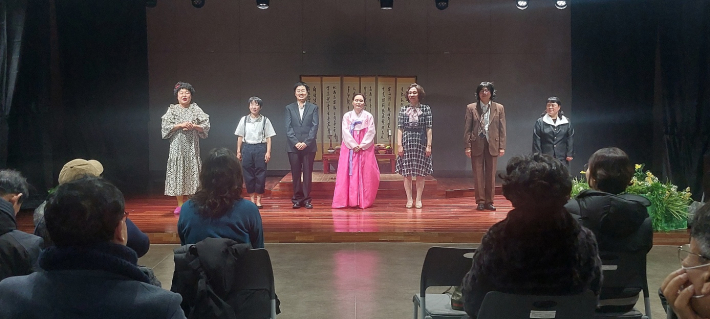 공연을 마치고 출연자 7명이 관객 앞에 섰다.