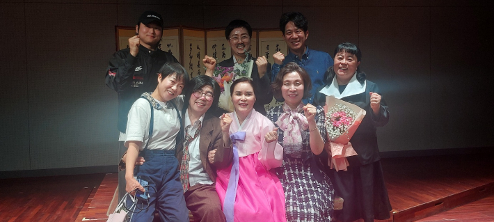 출연자들의 기념사진. 아마추어 극단이지만 이들의 연기는 프로급이다. 뒷줄 맨우측이 연출자 유병선