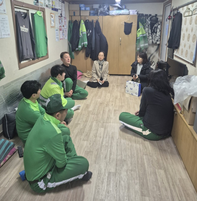 화서2동 이윤주 신임 동장, 환경관리원 쉼터 격려 방문