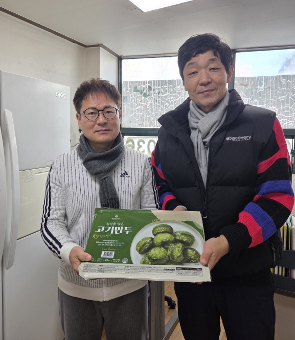 백청우칼국수 본점이 우만1동 아이캔 지역아동센터에 만두를 전달했다.