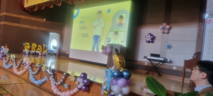 각 반 별 질문과 졸업생의 답을 담은 영상이 소개되었다.