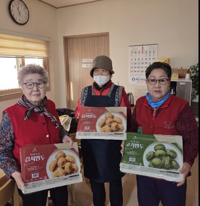백청우칼국수 본점이 우만1동 우만경로당에 만두를 전달했다.