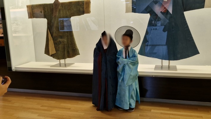 참여자들이 조선시대 한복을 직접 입어보았다.