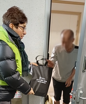 영통3동 지역사회보장협의체 취약계층 대상 반찬 도시락 전달