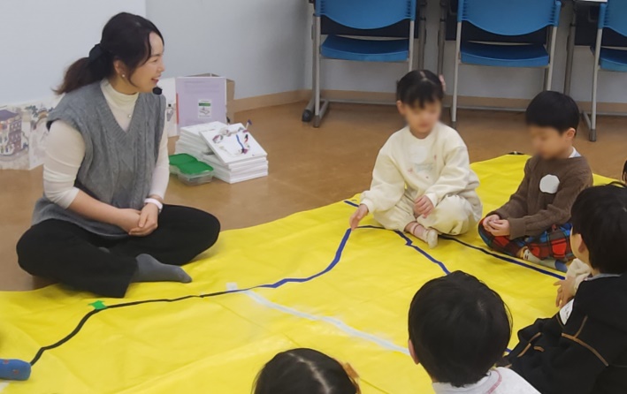 옆 친구에게  '팔달' 캐릭터를 전달 받아 손에 든 친구