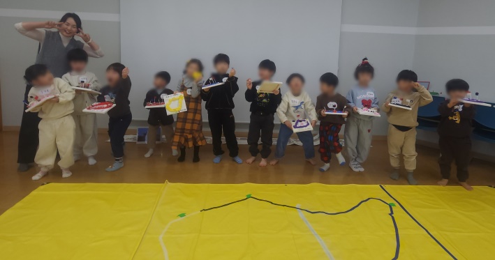 작은돌의 모험으로 완성한 수원 화성 개별 작품 들고 수업한 친구들과 함께