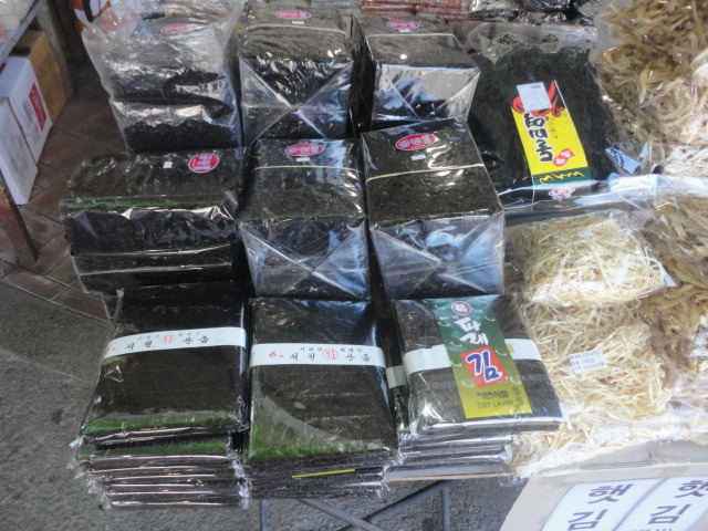 하얀 띠지를 두른 김은 서해안에서 채집한 서천김