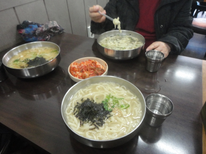 멸치국물에 끓인 엣날 칼국수