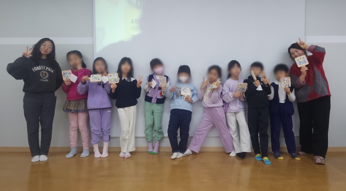 완성 작품 들고 아이들과 함께한 이지선 사서와 전애희강사