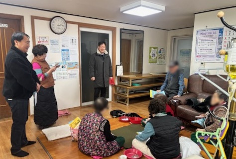 이진영 세류3동장과 배성훈 맞춤형복지팀장이 경로당 어르신들에게 수원 새빛생활비 패키지 사업과 새빛돌봄사업을 안내하고 있다.