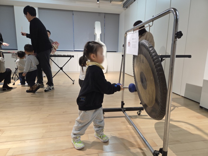 큰 북을 치고 있는 어린이