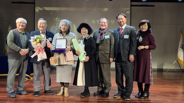 수원문인협회 원순자 부회장은 특별공로상을 받았다.