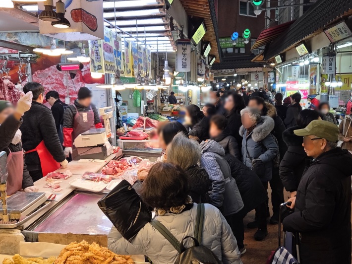 설 명절 먹거리를 저렴한 가격에 사기 위해 몰려든 시민들