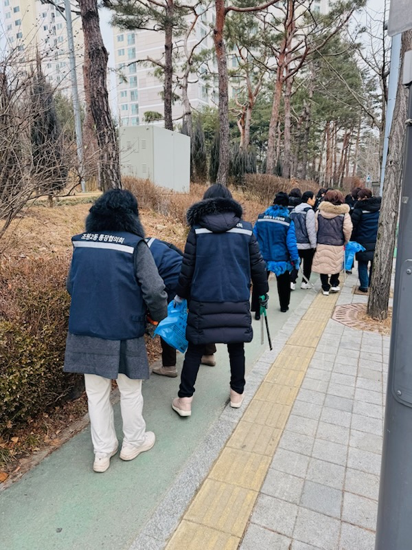 조원2동 통장협의회에서 관내 가로변 환경정비를 하고 있다.