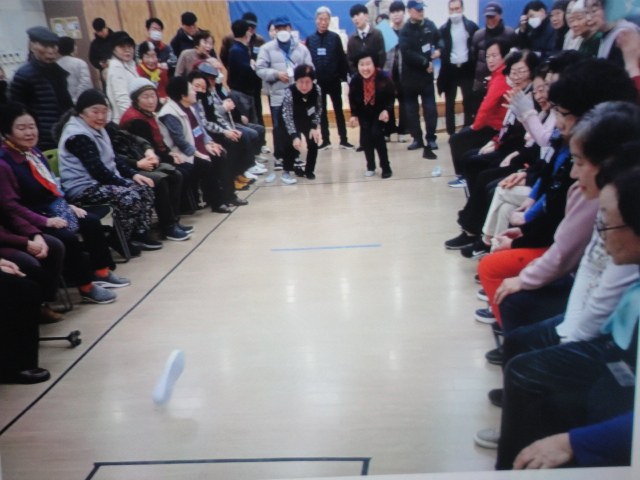 조절을 잘해서 찼지만 사각형앞에 떨어진고무신