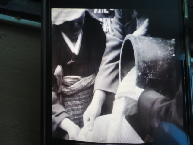 1960년대 정부의 구호식량 쌀을 부대에 담고있다