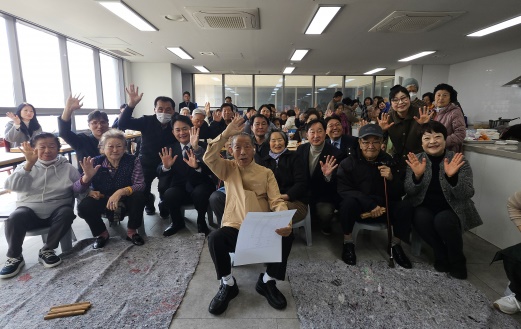 척사대회에 참가한 수원광교공공실버주택 입주자들이 기념촬영을 하고있다