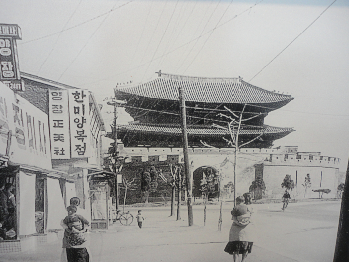 팔달문과 상가들의 모습