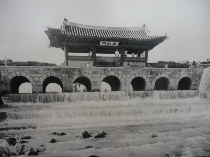 화홍문 누각에서 장마철 물구경을하는 시민들