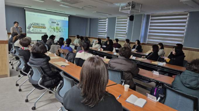 베테랑팀장의 홍보를 시청하고 있는 권선2동 통장들