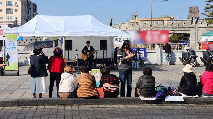 남수문 위 버스킹 공연 현장