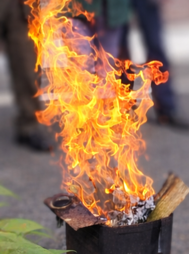 정월대보름의 전통놀이인 쥐불놀이 대신 통에 장작불을 피우고 환호하며 잠시 흥겨운 분위기를 만끽했다.