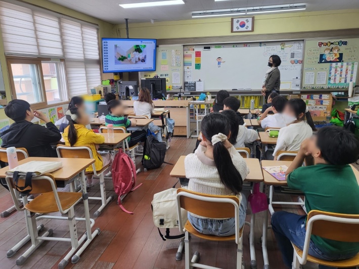 '찾아가는 건강먹거리 수업'에 학생들이 참여하고 있다.
