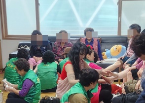 송죽동 새마을부녀회에서 경로당 어르신들 대상으로 봉사활동을 하고 있다.