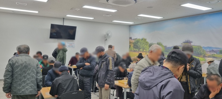 장기와 바둑실은 앉을 자리가 없는 초만원이다. 