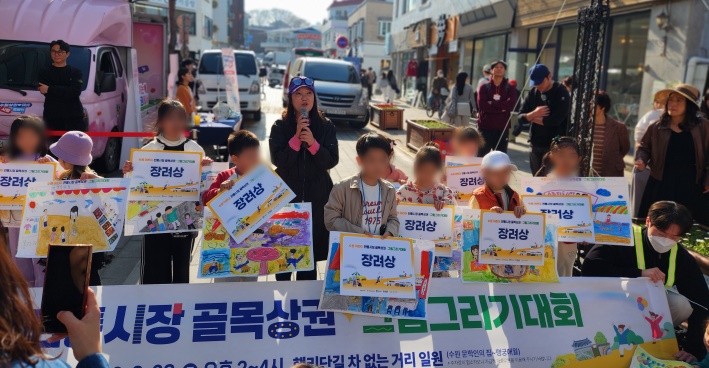 시상식에서 이름이 호명되어 앞으로 나오는 어린이들