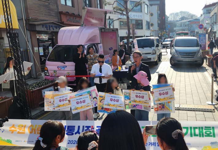 우수상을 수상한 어린이들이 상장을 들고 나란히 서서 기념촬영을 하고 있다.