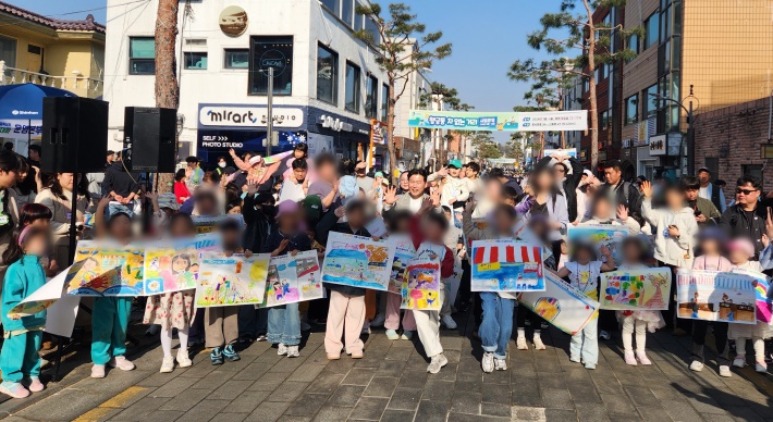 아이들이 자유롭게 포즈를 취하며 단체사진을 찍는 등 웃음이 이어졌다.