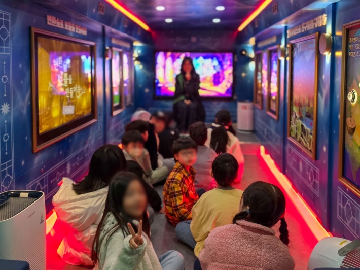 기후마법학교 차량 내에서 디지털 자료를 활용한 탄소중립, 신재생 에너지 관련 수업 모습