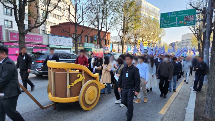'Let's go! 수원 새빛, 함께 걸어요' 슬로건 아래 당당하게 행진하는 기수단과 교계 지도자들.